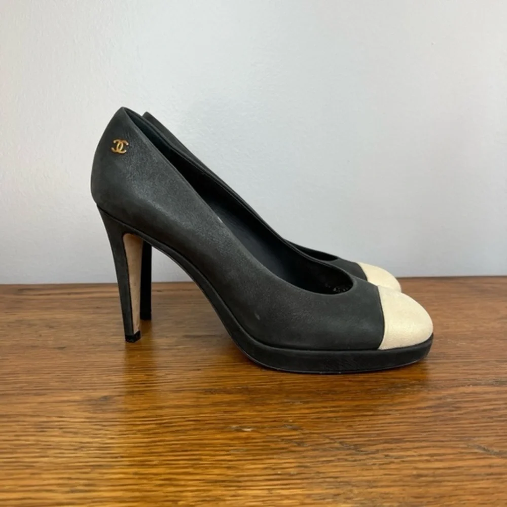 CHANEL Size 38 • Dark Green Suede Platform Pumps Heels EUC.
